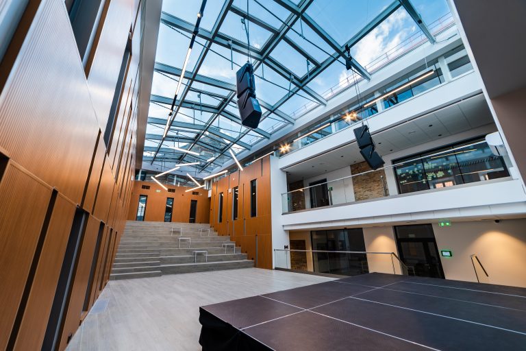 Vilnius International School – atriumo akustikos sprendimas ir įgarsinimo sistema